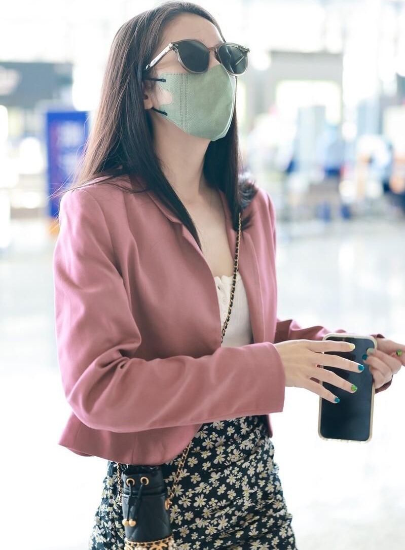 张雪迎穿着粉色西服搭碎花短裙,身材苗条,楚楚动人!_高清图集_新浪网