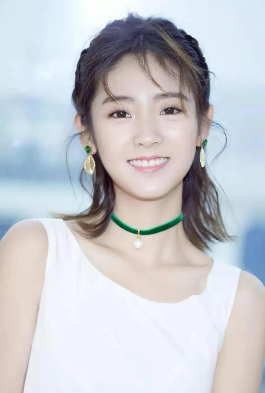 刑菲:可爱迷人,娇俏又妩媚的写真!__财经头条