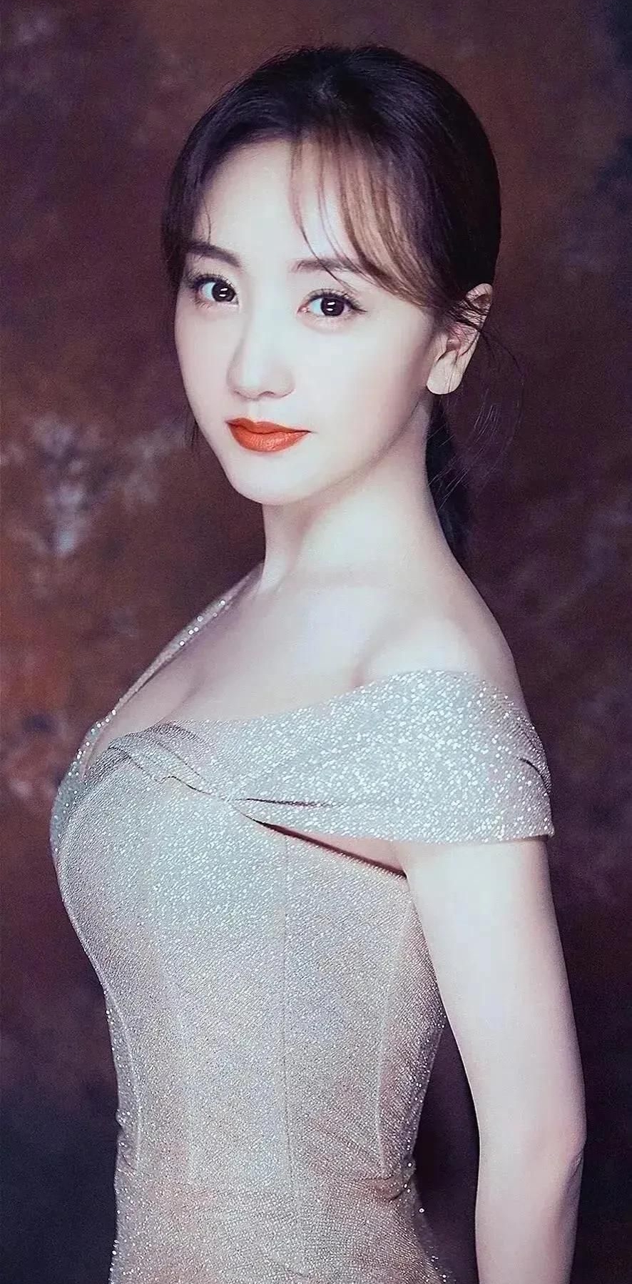 温婉秀雅的杨蓉,优雅迷人,精致优雅的写真照!_高清图集_新浪网