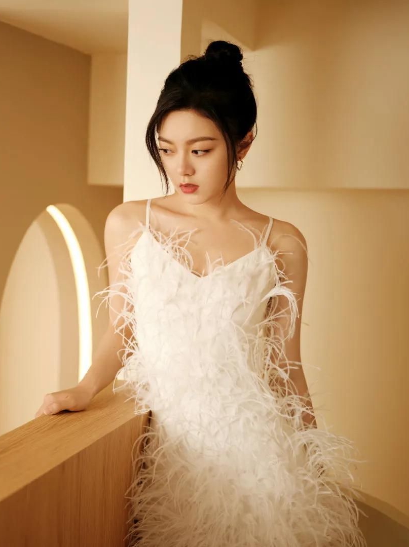 赵今麦身穿不规则白色吊带短裙唯美清纯楚楚动人