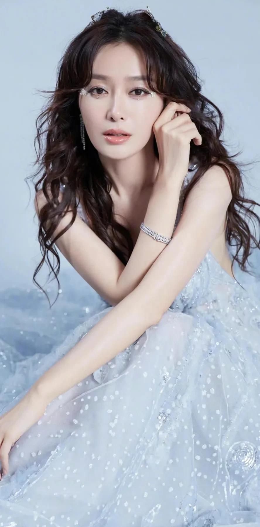 秦岚曼妙多姿俏丽写真,楚楚动人!__财经头条