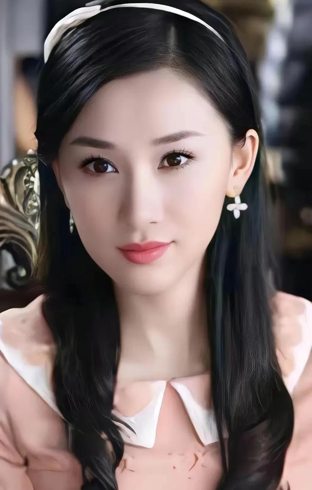 精致优雅的朱子岩,文雅秀丽,尽显迷人身姿!__财经头条