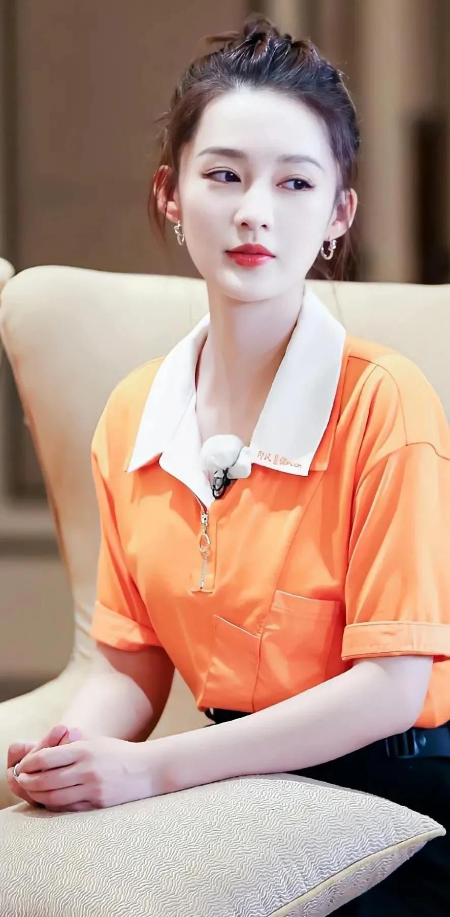 甜美可爱的李沁,娇俏可人,文雅秀丽的写真照!__财经头条