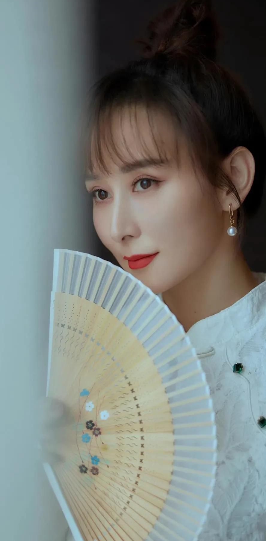 胡静高清淡雅时尚写真,楚楚动人!__财经头条