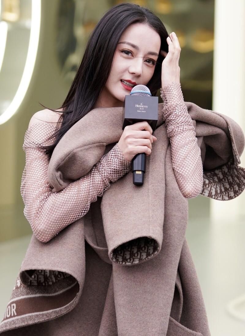 迪丽热巴身穿dior毛呢大衣,裸色镂空紧身裙,美艳动人!__财经头条
