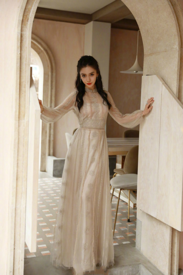 赵丽颖穿当季高定与angelababy同框互动,博主:姐妹情|2020微博之夜