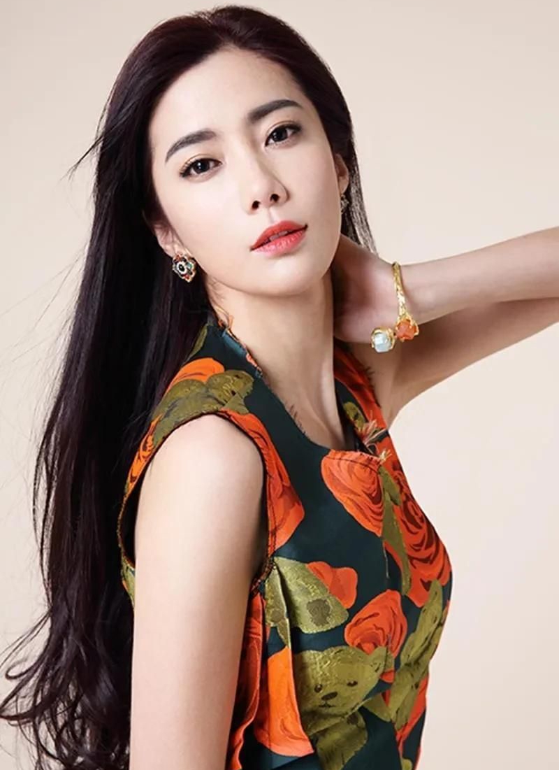 气质高雅的王珂,优雅迷人,尽显迷人风采!__财经头条