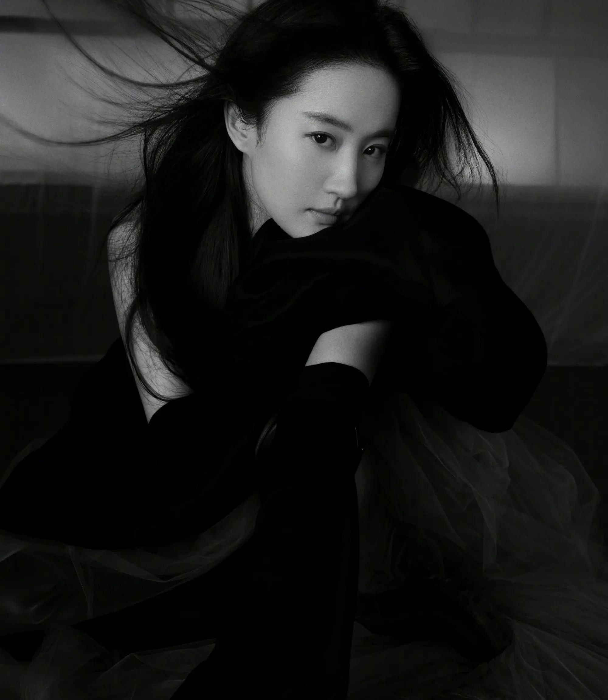 刘亦菲杂志封面大片酷飒高冷秒变御姐魅力可人