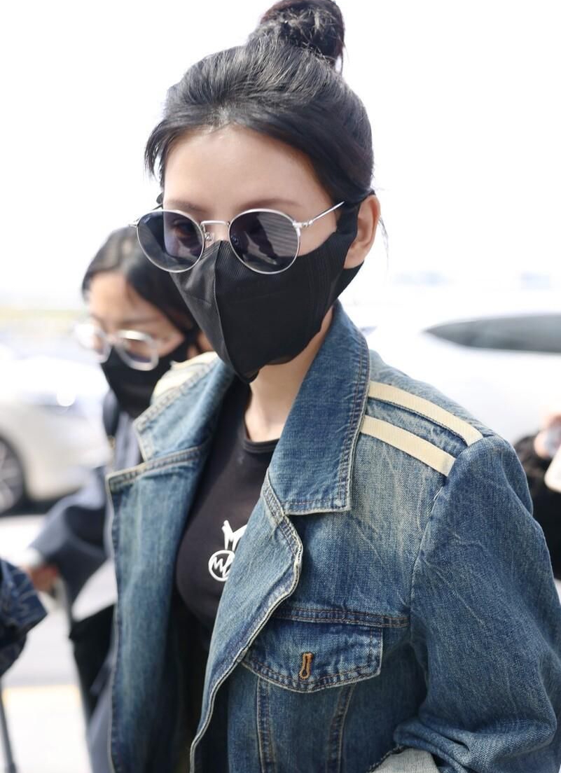 张予曦现身机场牛仔服露小蛮腰楚楚动人