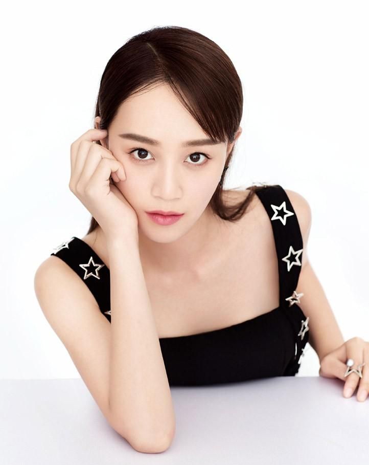 蓝盈莹:美艳香肩,润泽玉颈,惊艳迷人!