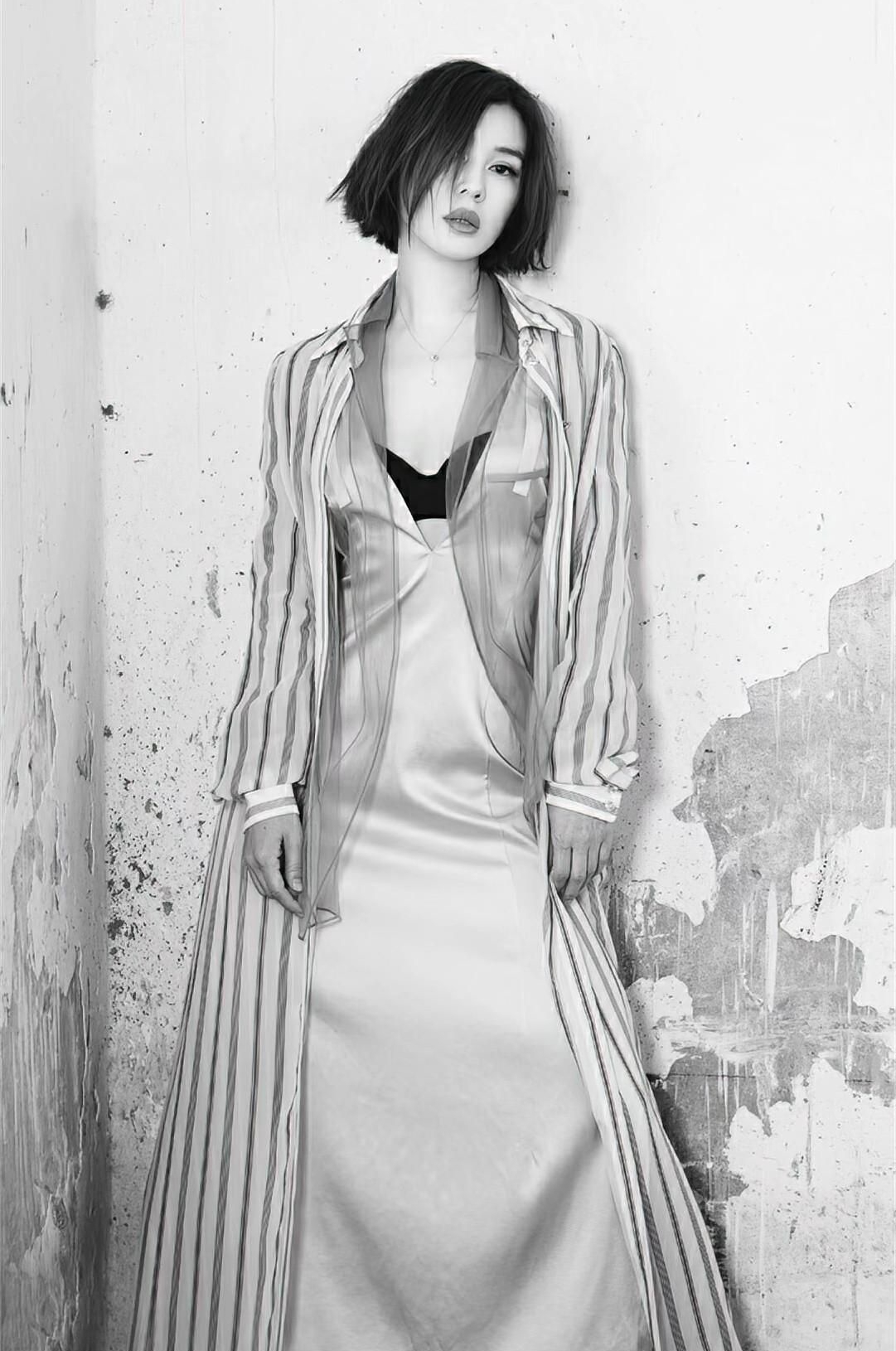 余男粉嫩佳人明艳写真优雅迷人