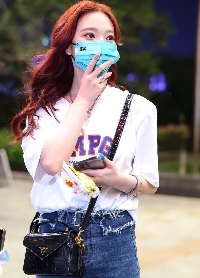 张紫宁身穿白色字母短袖牛仔裤,青春洋溢,可爱迷人!__财经头条