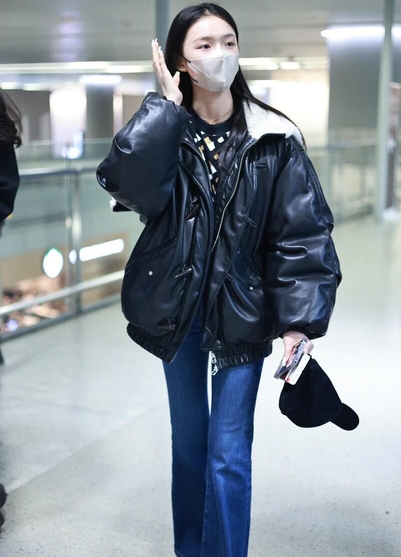 林允身穿大翻领黑色皮衣夹克白色运动鞋休闲随性楚楚动人