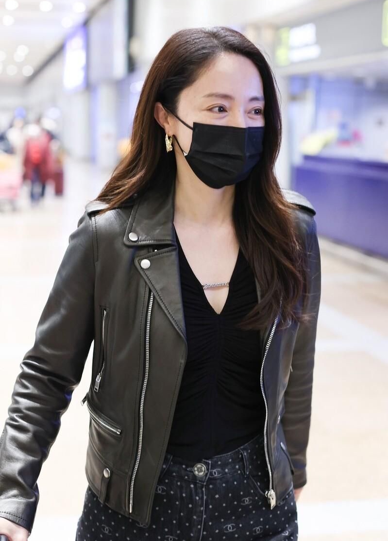 董璇身穿黑色机车皮衣v领内搭,清新淡雅,俏丽动人!_高清图集_新浪网
