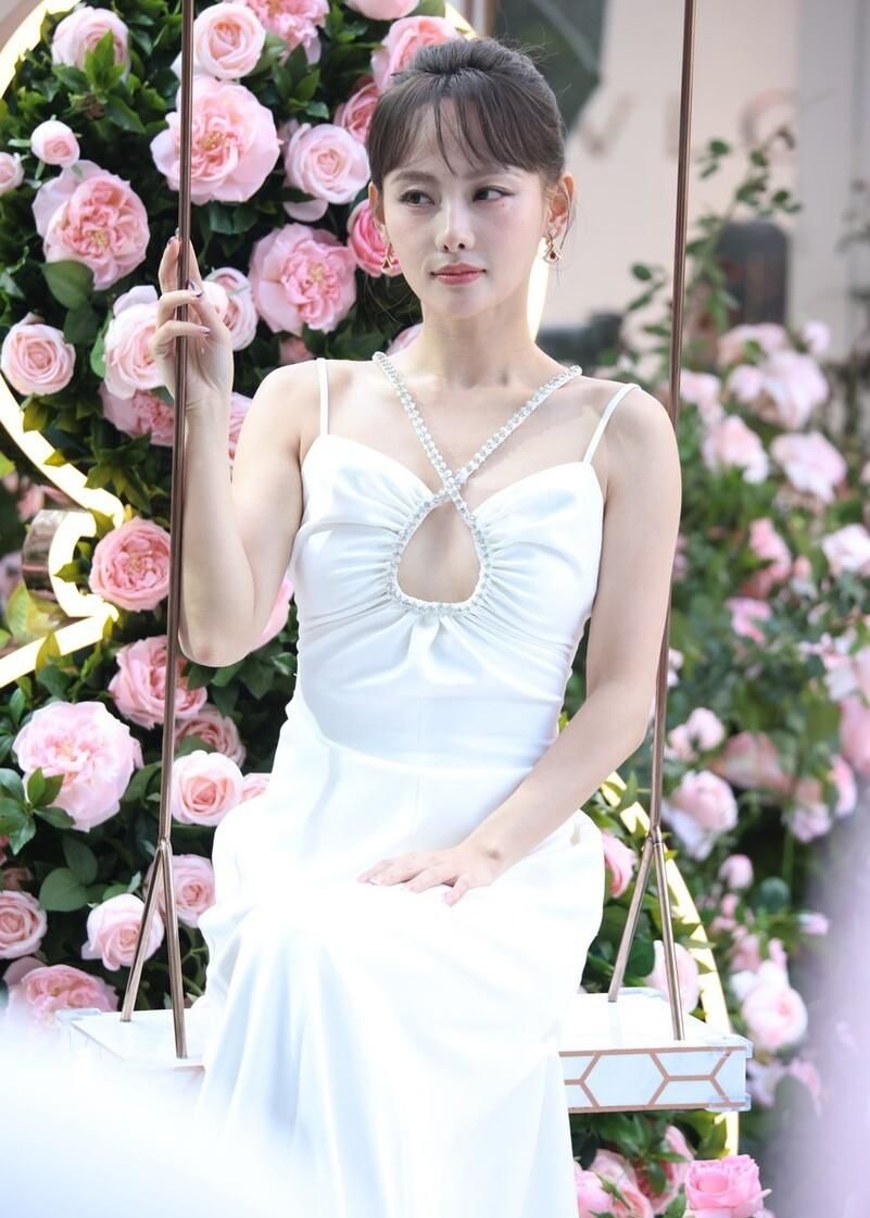 张嘉倪一袭白色镂空吊带裙,皮肤白皙,美艳可人!__财经头条