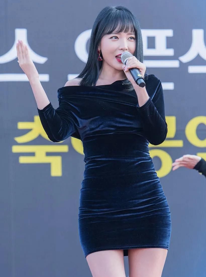 洪真英:笑容迷人,优雅可爱!__财经头条