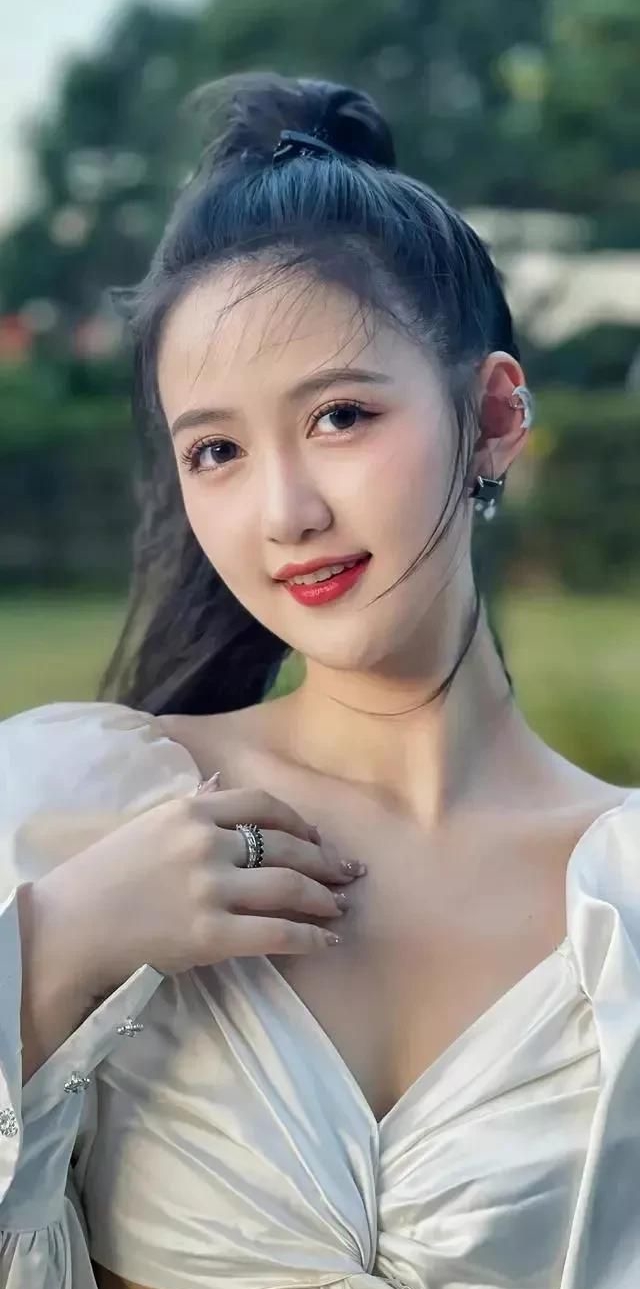 马萱:笑容甜美,怡人女神!__财经头条