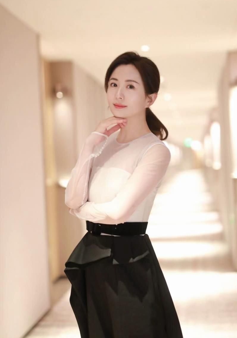 杨童舒粉嫩佳人明艳写真,优雅迷人!__财经头条