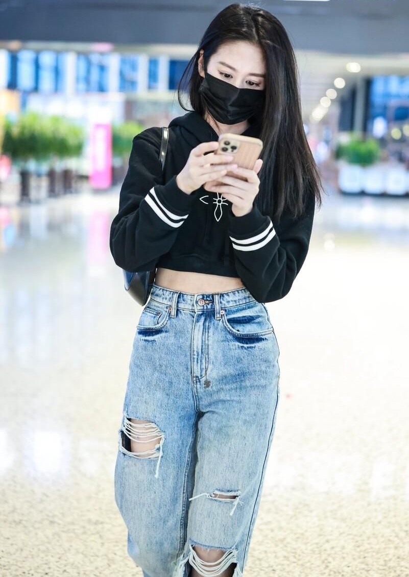 颖儿身着黑色连衣帽短衫,破洞牛仔裤,活泼可爱!__财经头条