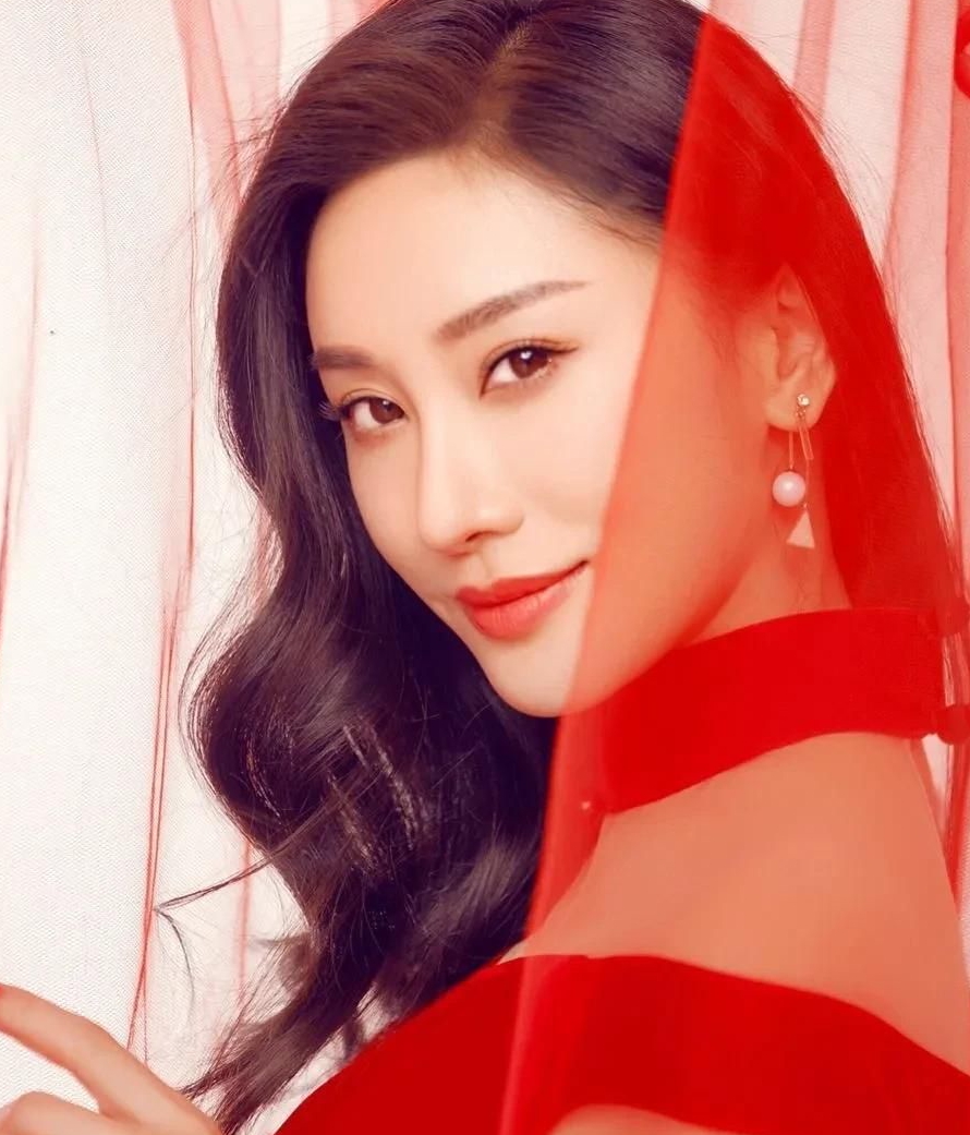 精致优雅的朱子岩,甜美的人,尽显迷人身姿!