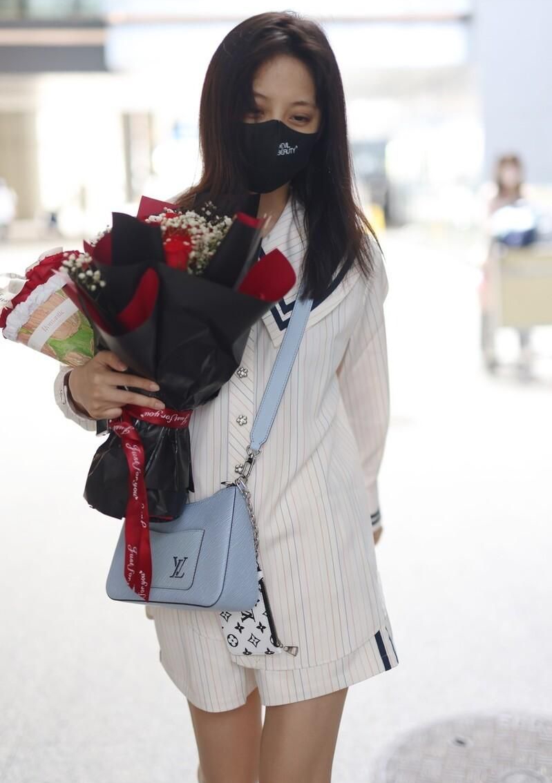 李艺彤白色衬衫套装现身机场,手捧鲜花心情好,优雅迷人!__财经头条