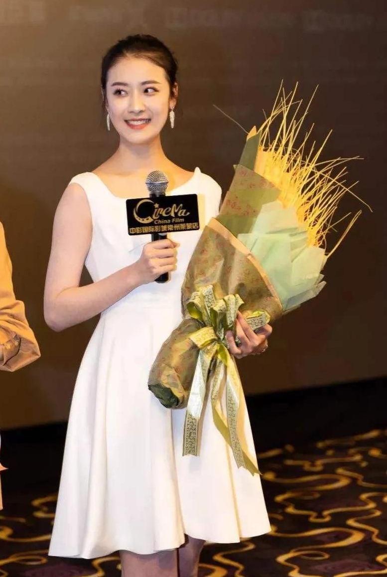 杨祺如如花似玉楚楚动人