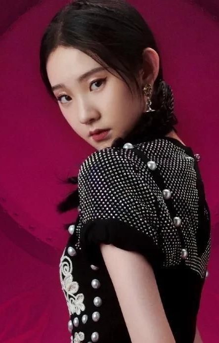 青春靓丽的张亦凡,美艳动人,尽显迷人风姿!__财经头条