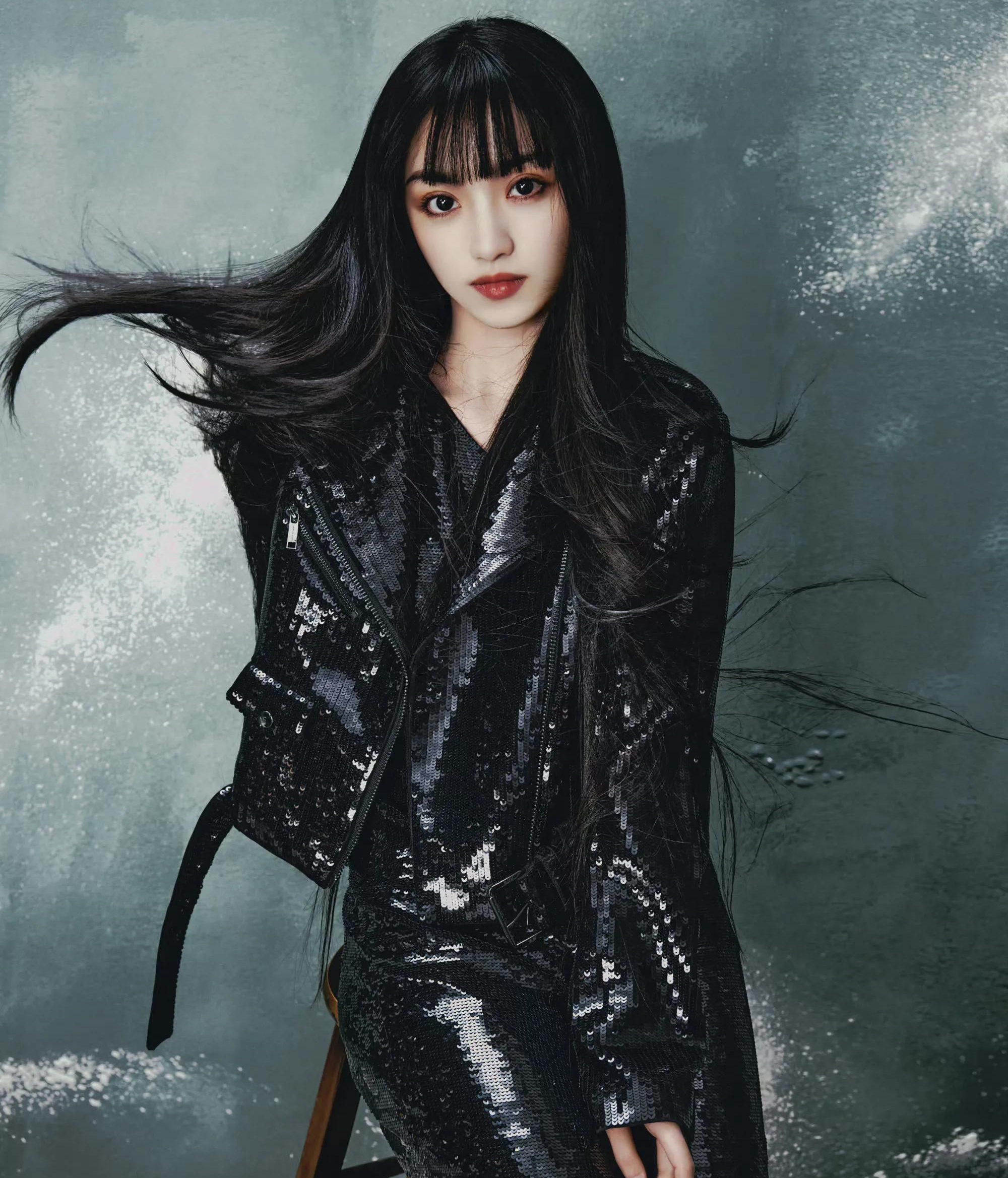 田曦薇红发吊带羽毛裙又甜又辣酷飒十足魅惑撩人