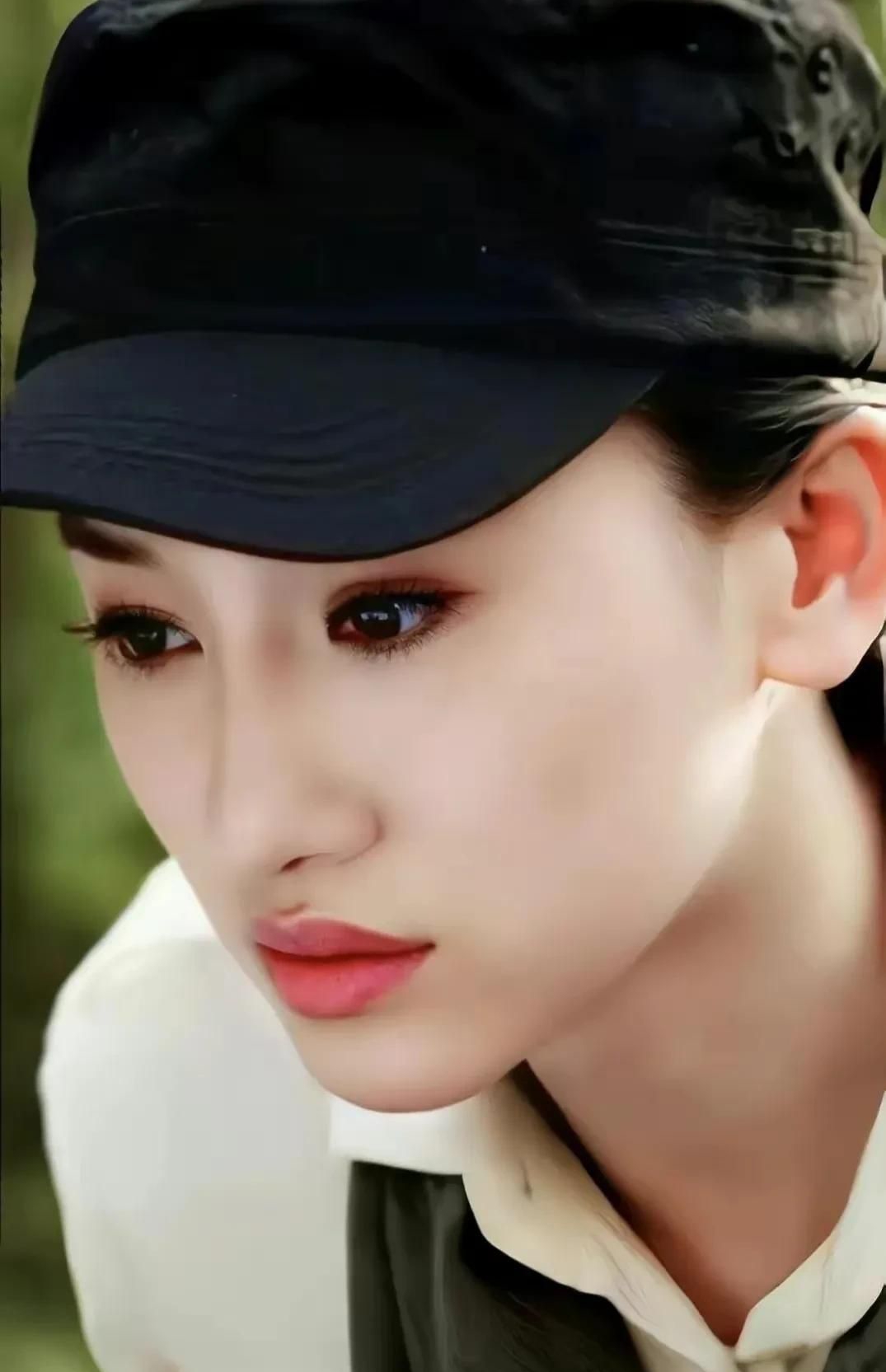 精致优雅的朱子岩,美艳动人,尽显迷人身姿!