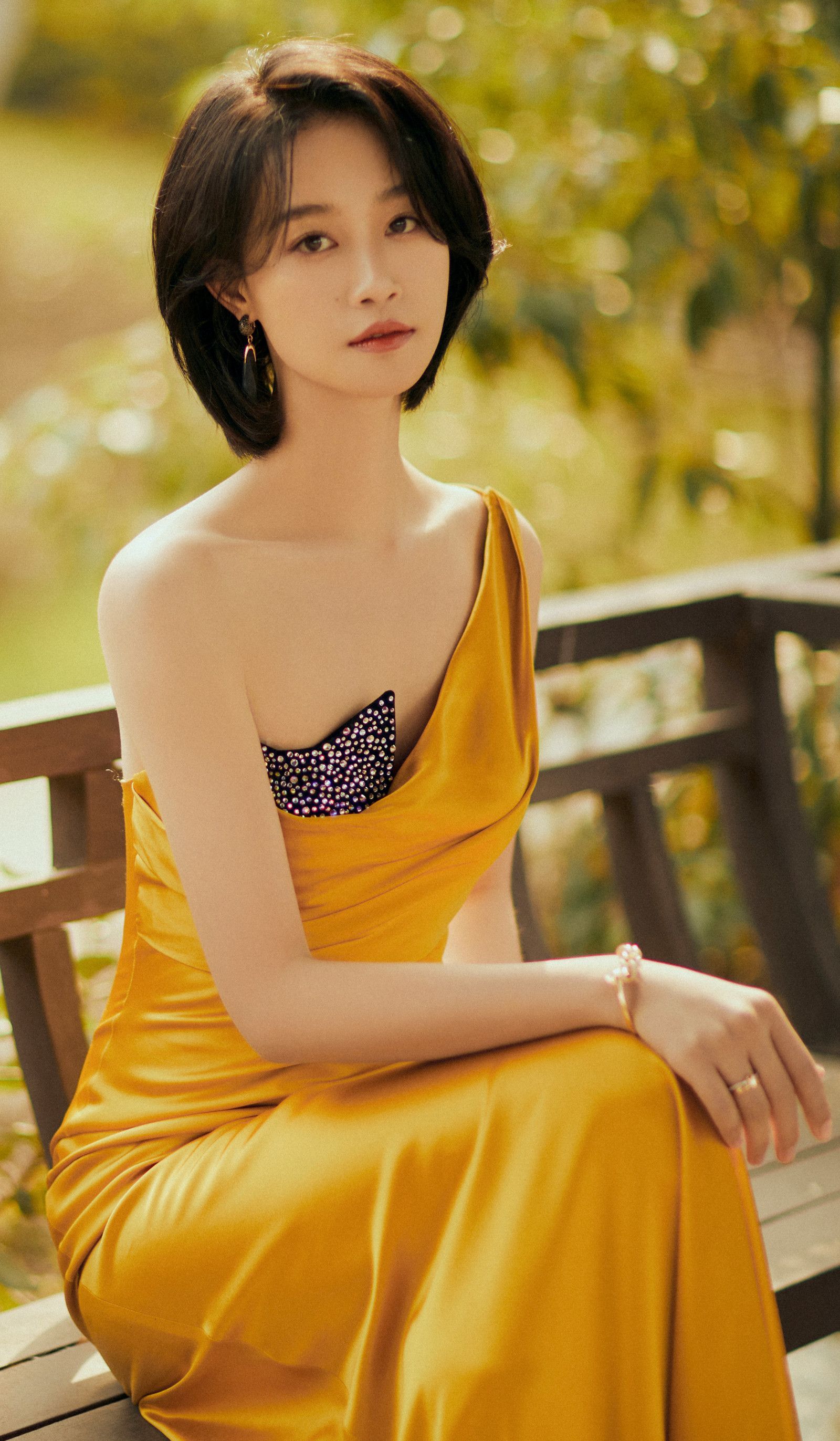 蓝盈莹黄色连衣裙礼服优雅写真,灵动优雅,娇俏可人!