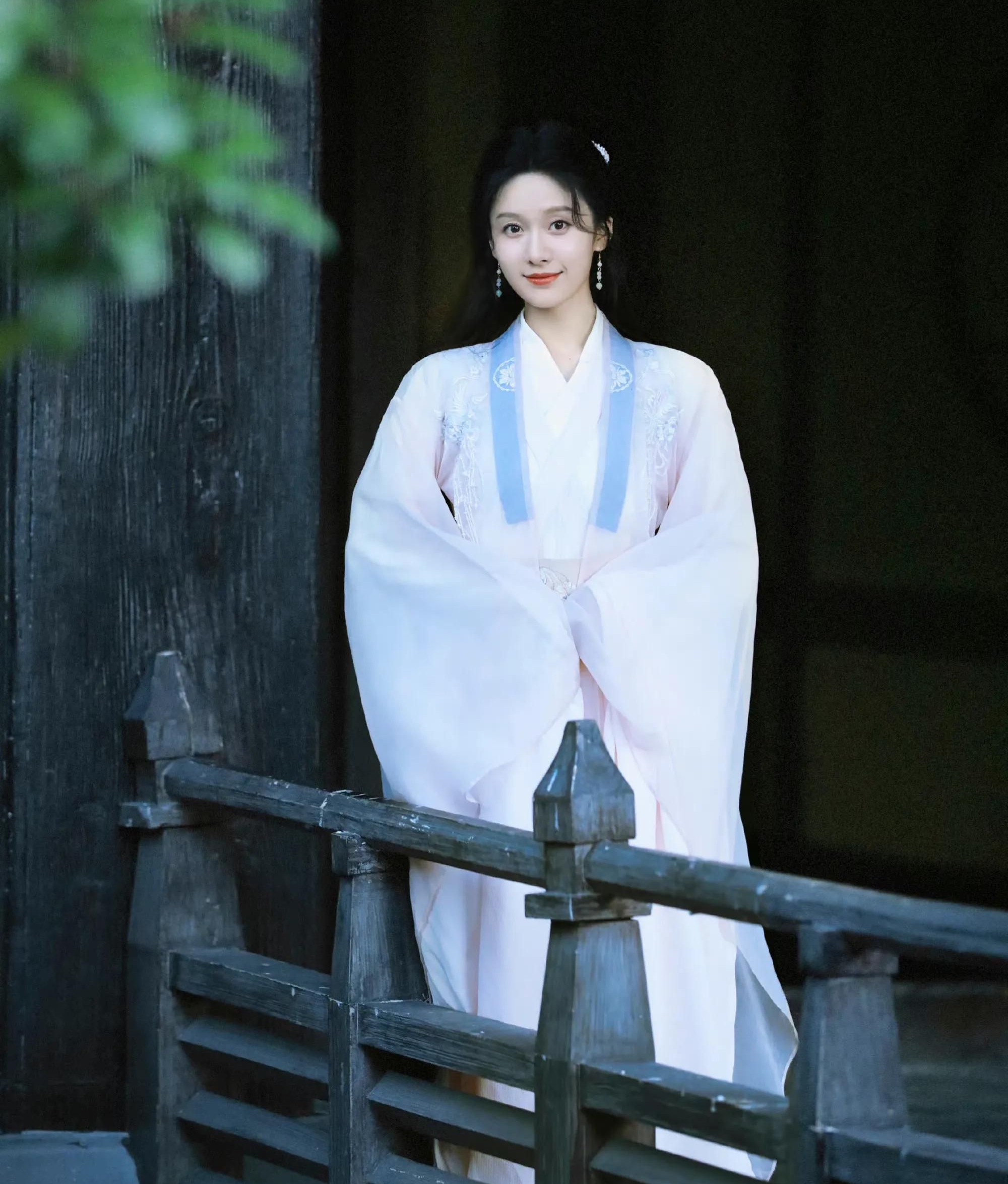 王子璇古装造型,清冷俏皮,妩媚动人!__财经头条