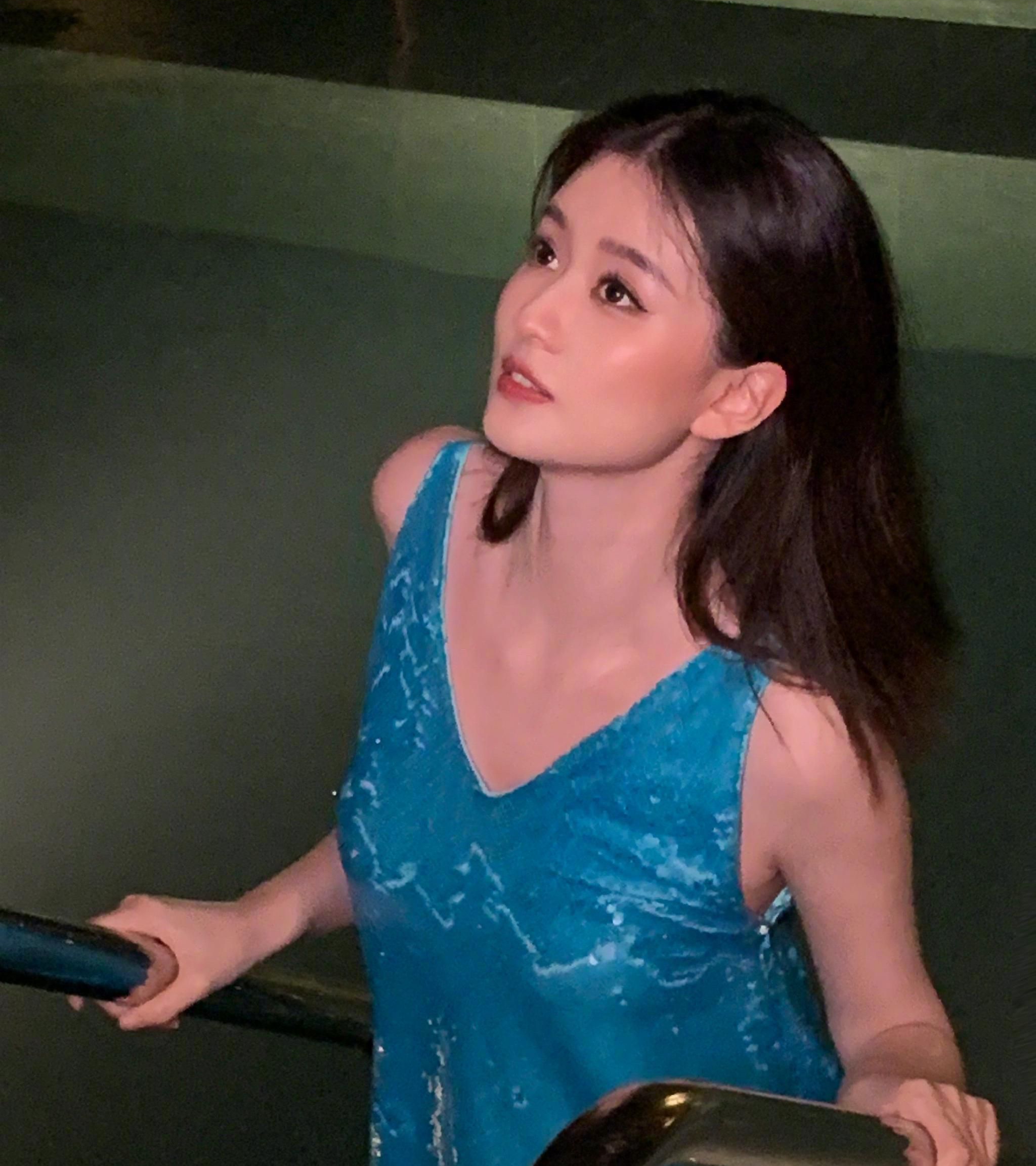 乔欣蓝色v领连衣裙甜美写真清新淡雅俏丽动人