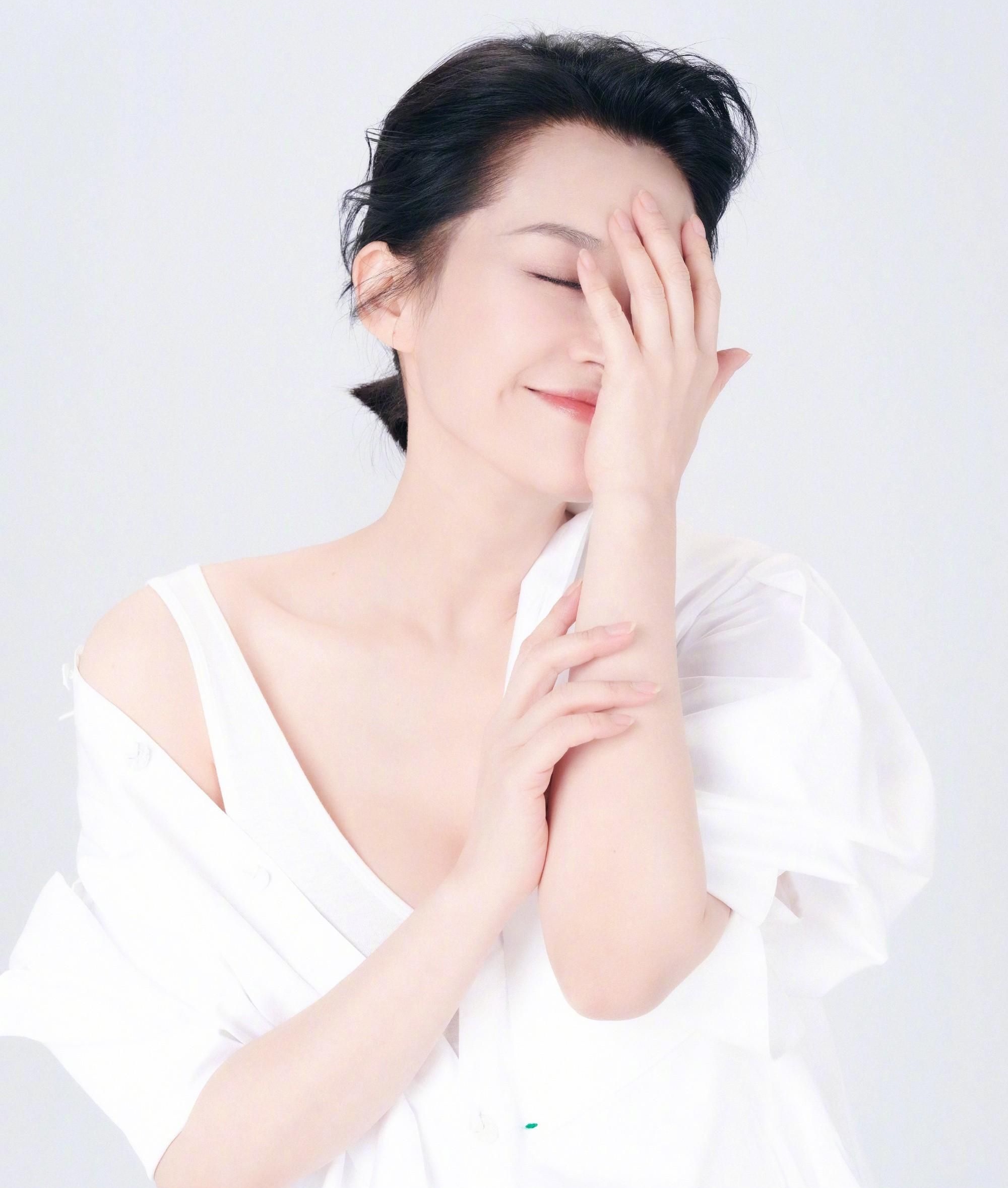 许晴精致妩媚,身材傲人,时尚俏丽!