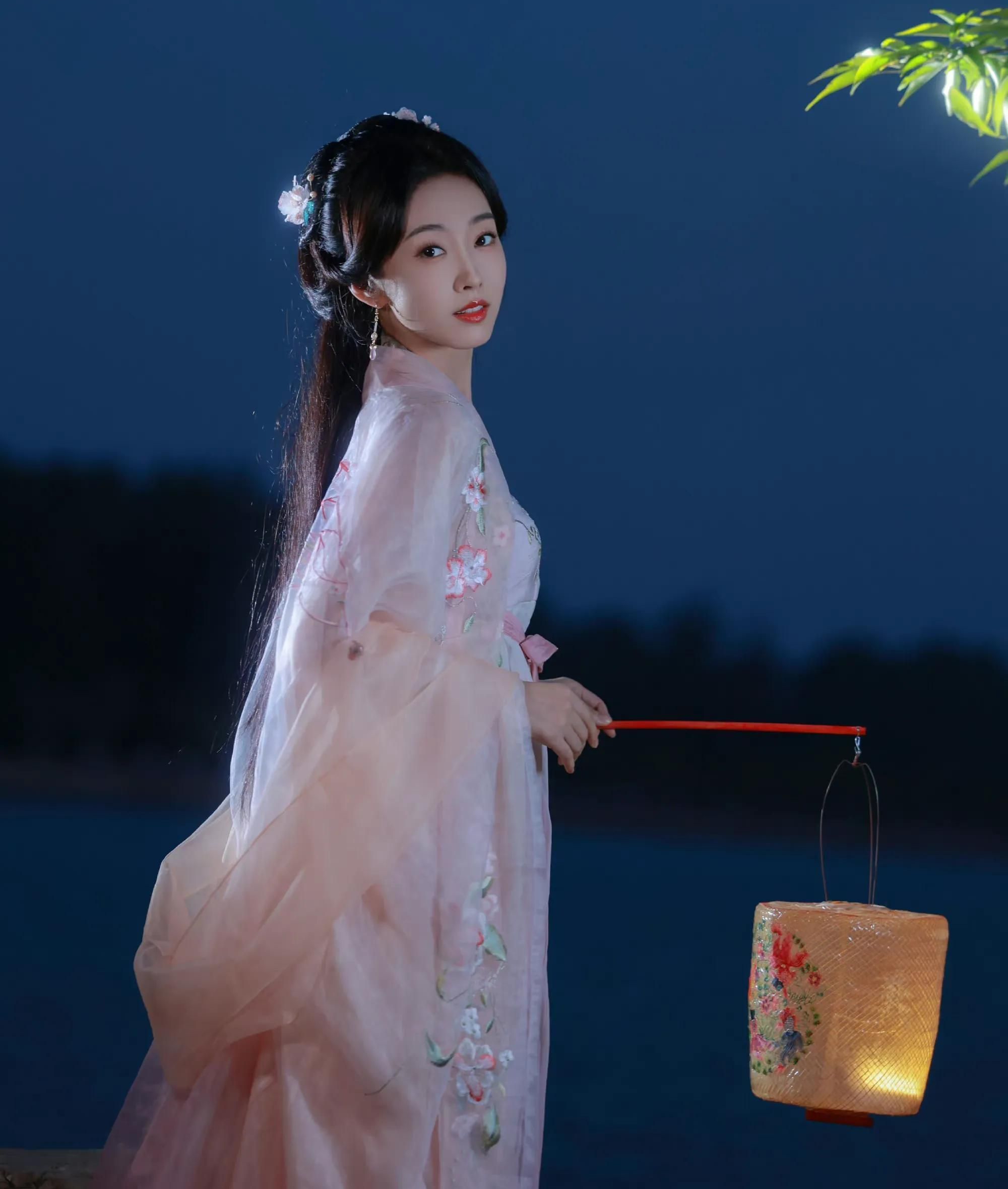 宣璐腊八水岸提灯古装造型仙气飘飘氛围感拉满楚楚动人