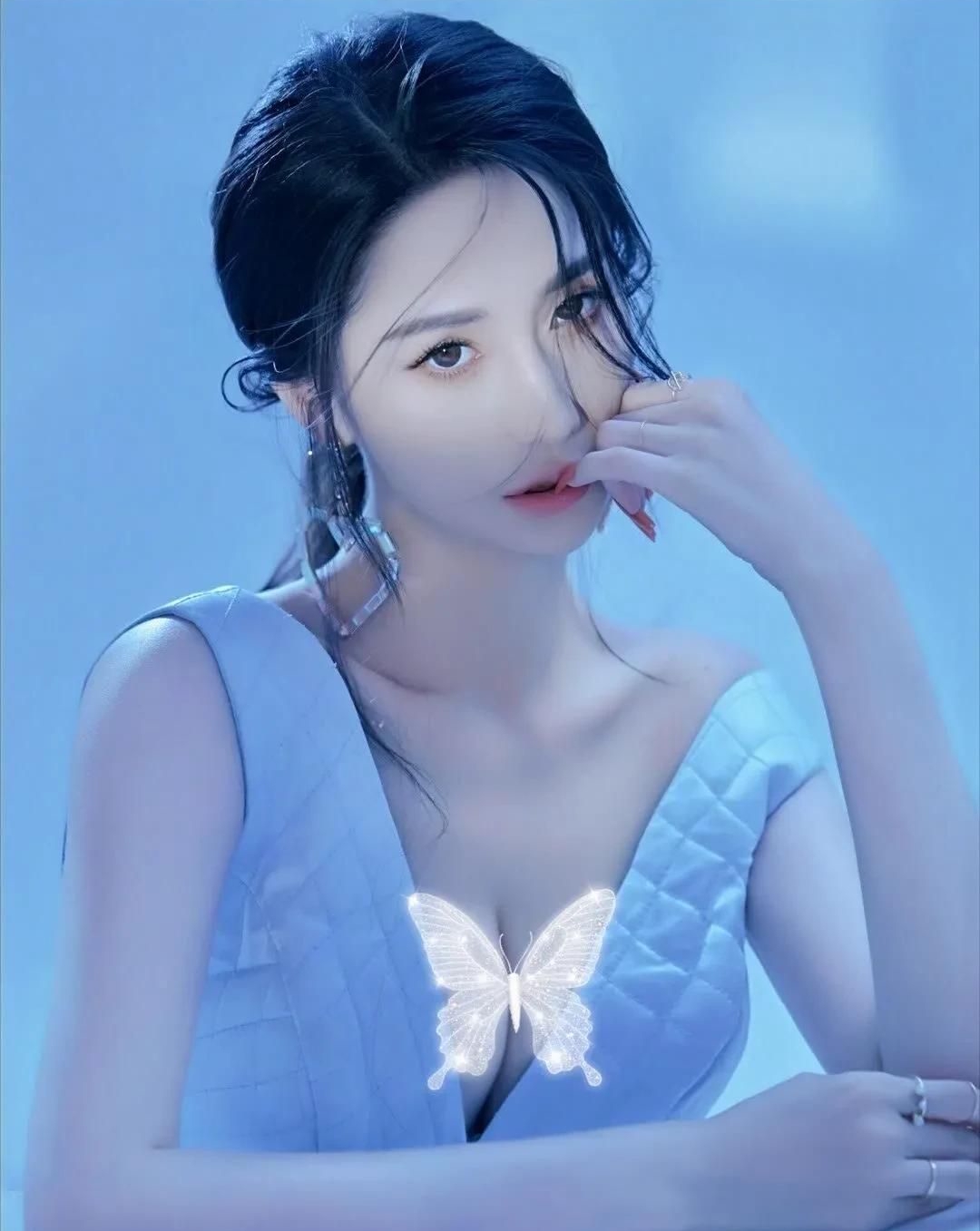 蓝心妍端庄优雅恬静写真,优雅迷人!__财经头条