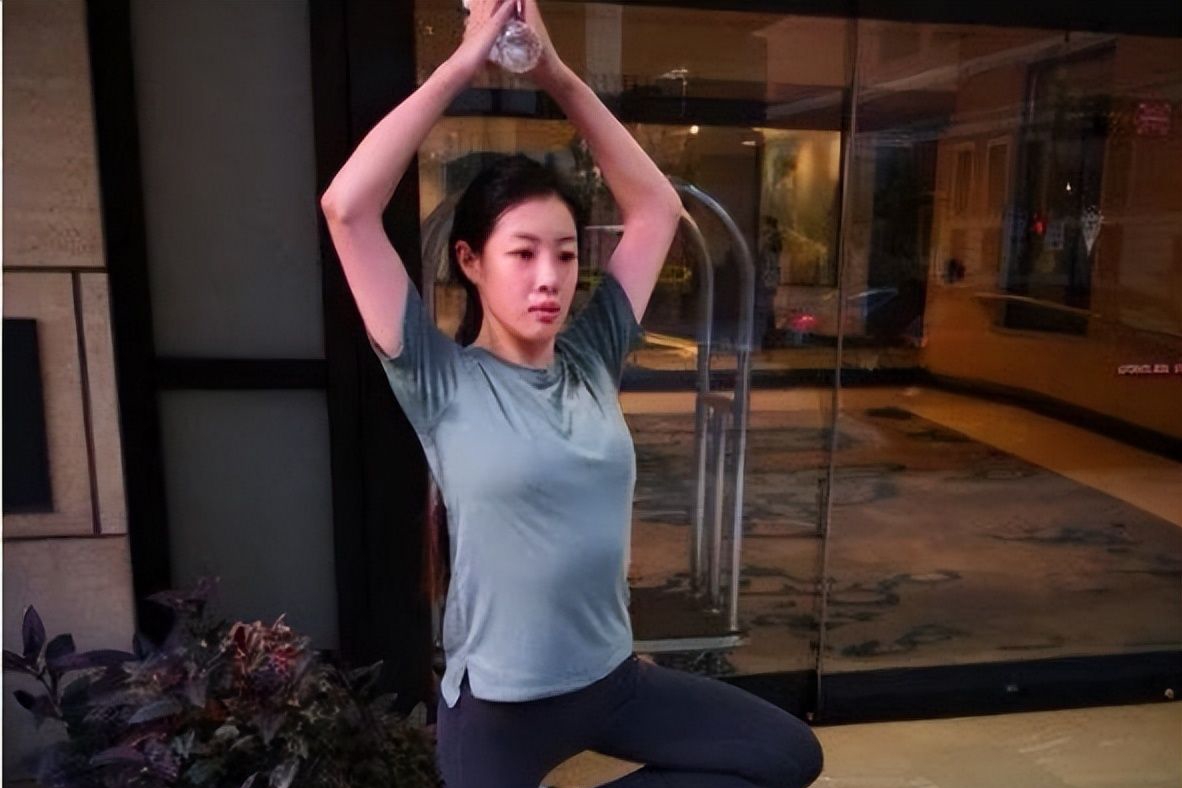 刘静尧生活照曝光:平时爱好健身,是一个喜欢动物的女学生