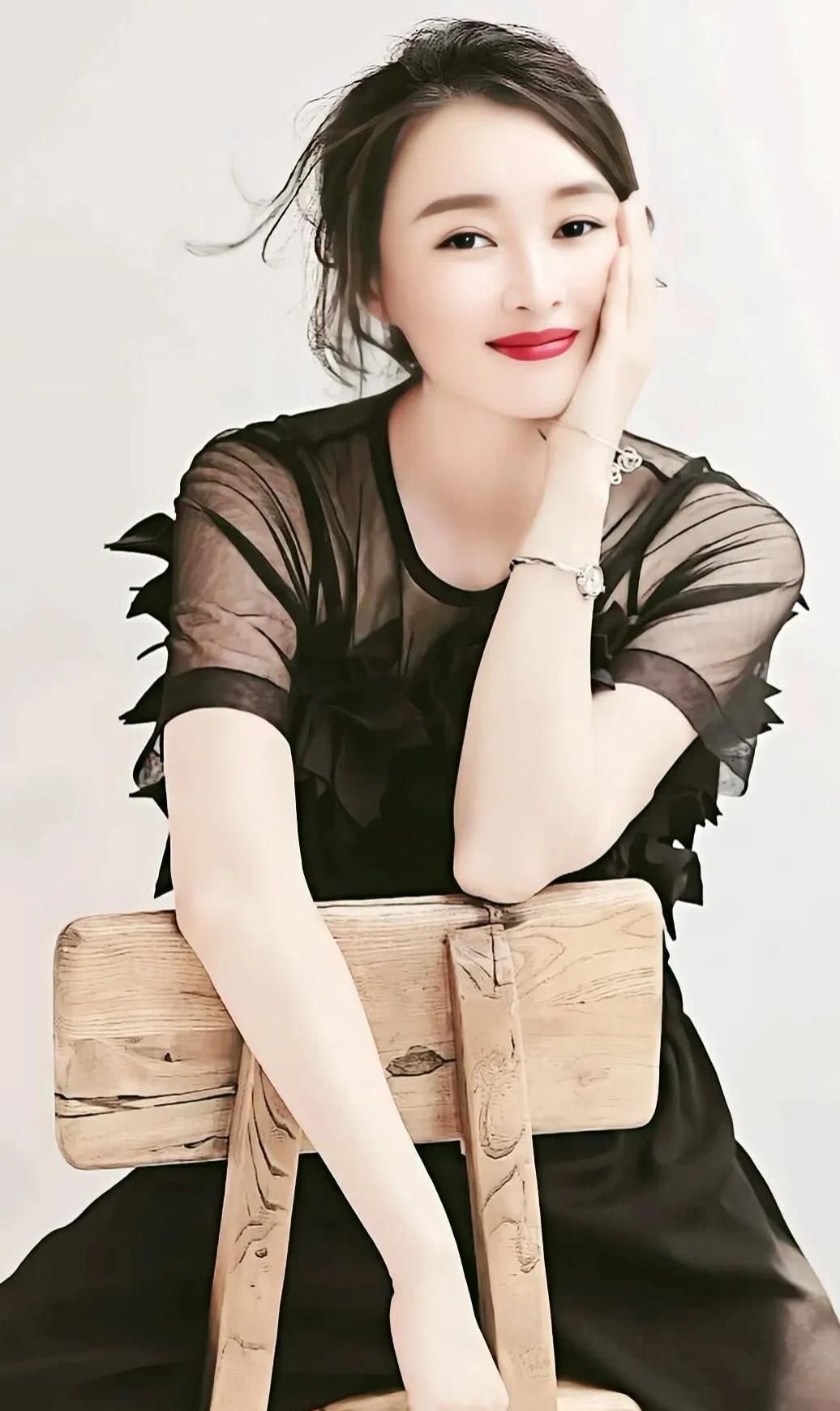 吴越高清美艳写真,优雅迷人!__财经头条