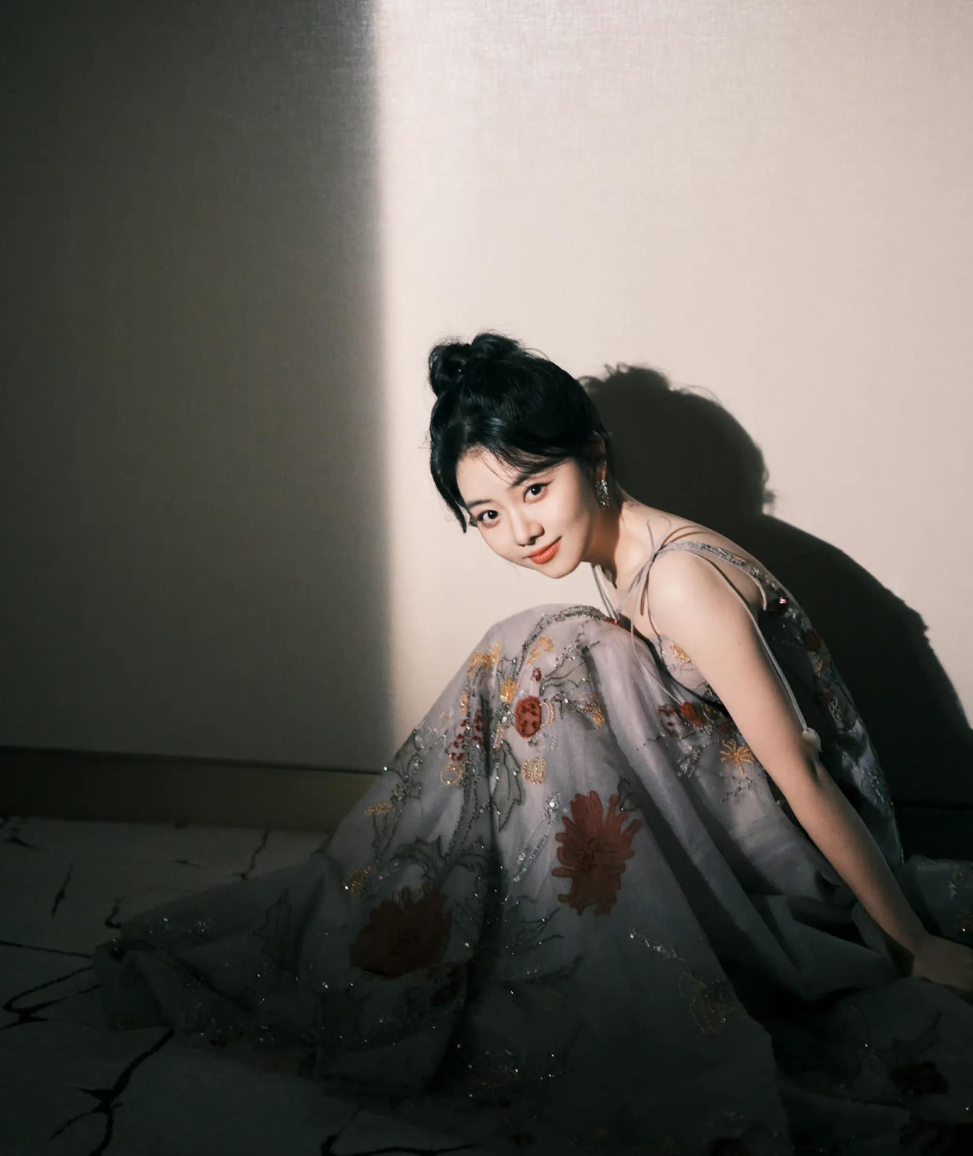 谭松韵繁花油画纱裙造型,露美背香肩美艳动人,甜美可人!