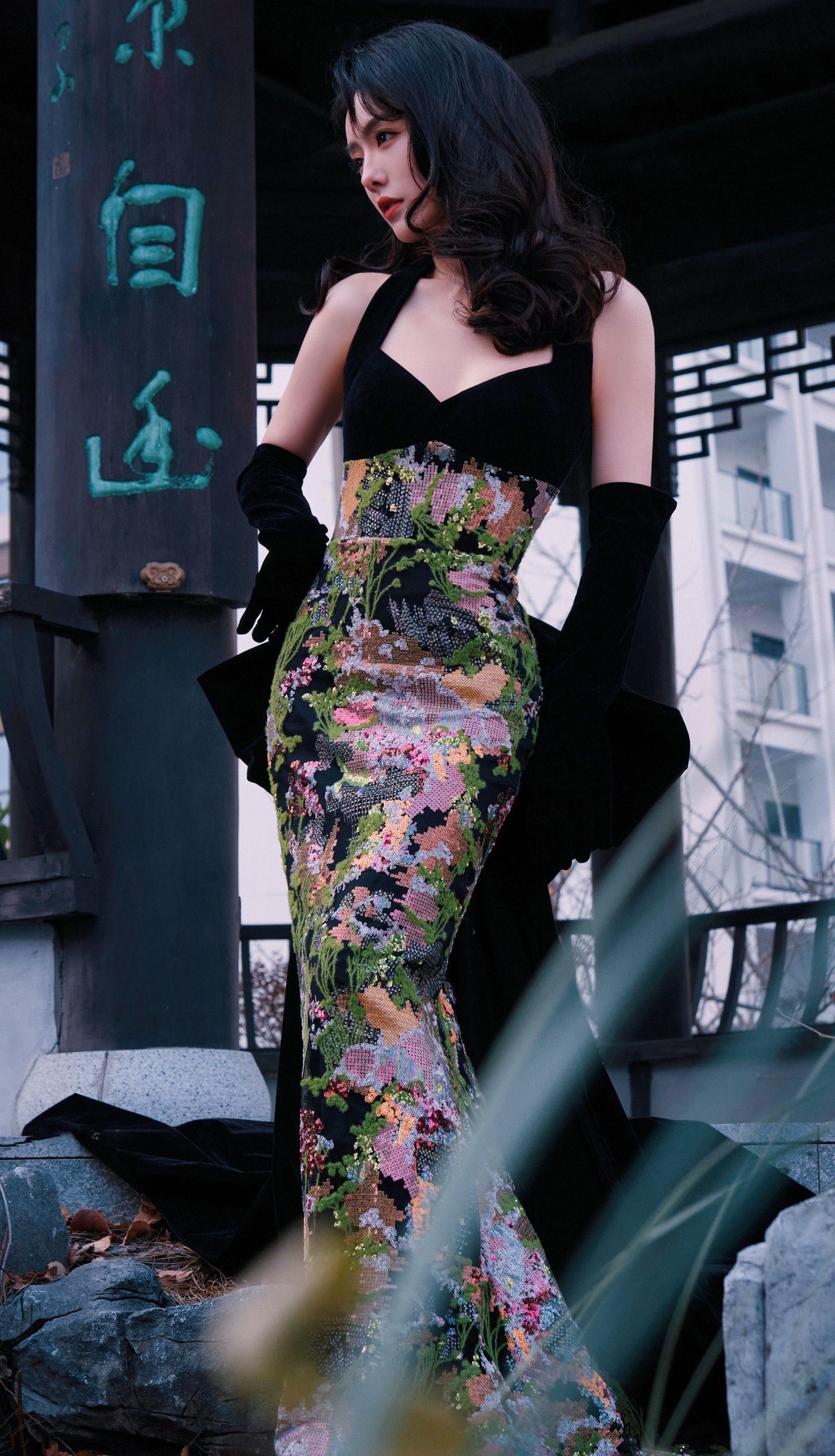 蔡文静卷发吊带连衣裙写真,灵动优雅,惊艳迷人!_高清图集_新浪网