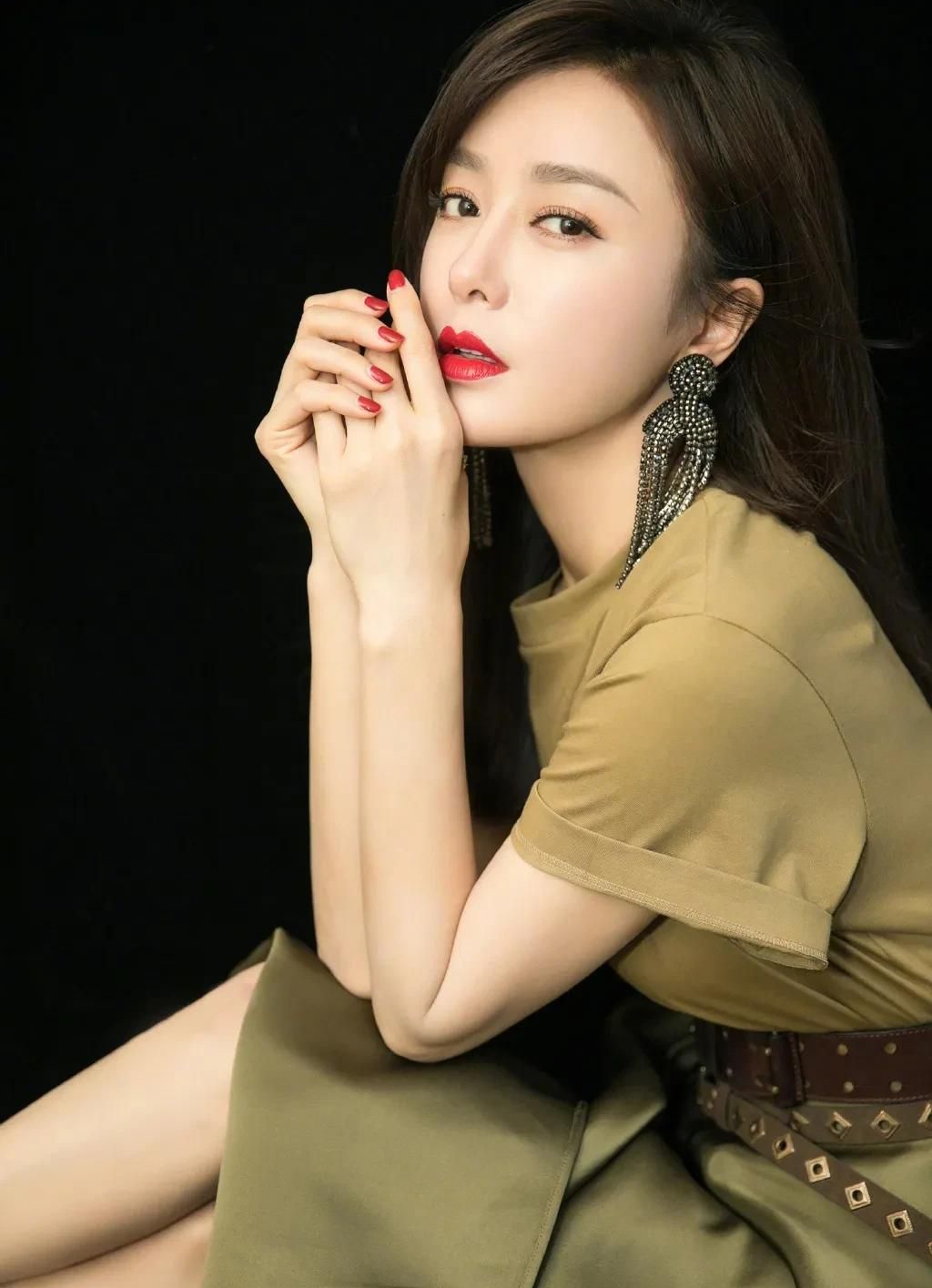 端庄大方的秦岚,优雅迷人,精致文雅的写真照!__财经头条