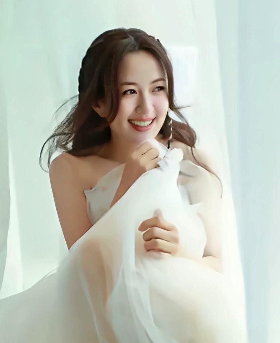 杨童舒粉嫩佳人明艳写真,楚楚动人!__财经头条