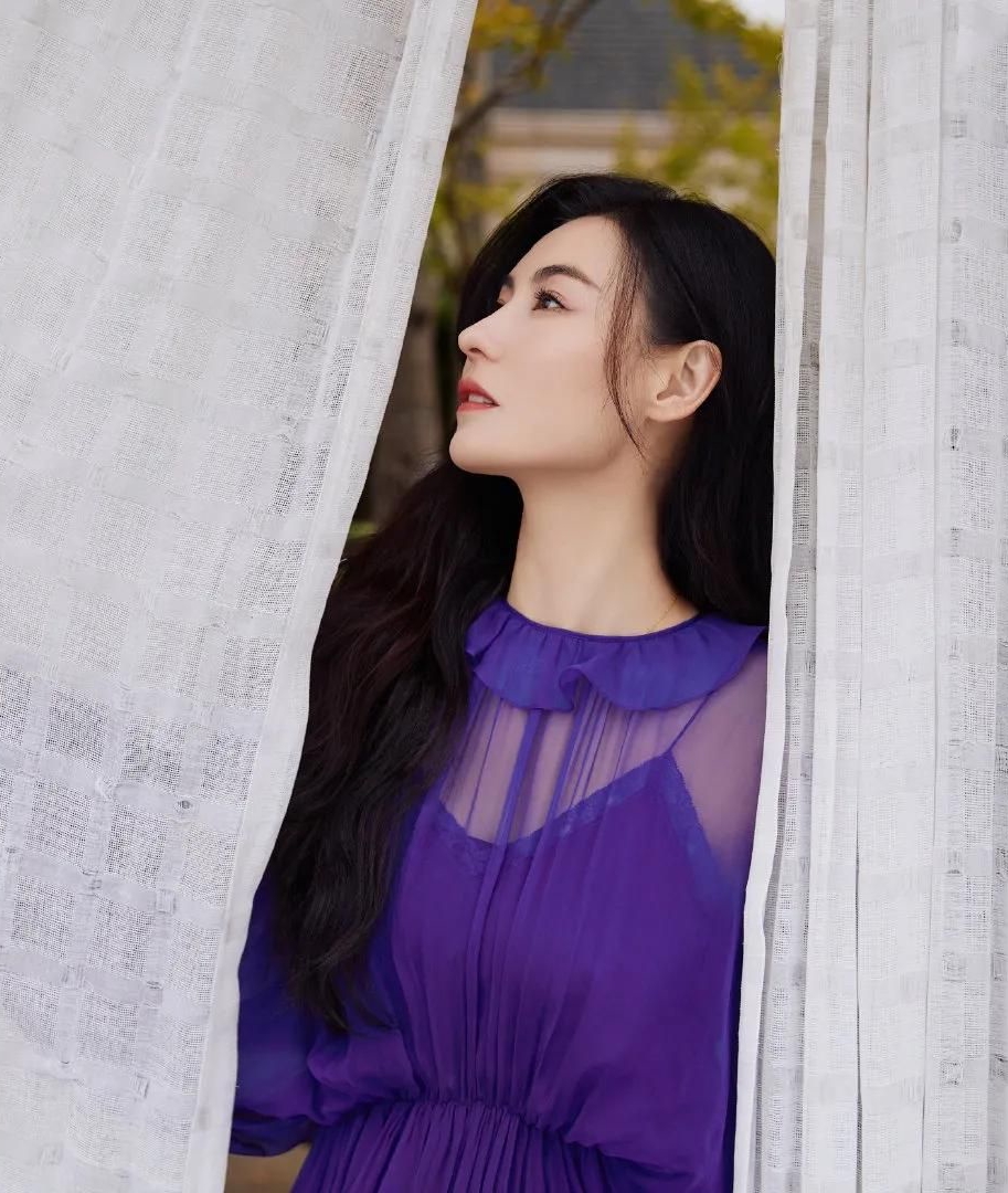 张柏芝美艳写真,慵懒长卷发和紫色纱裙搭配,惊艳迷人!