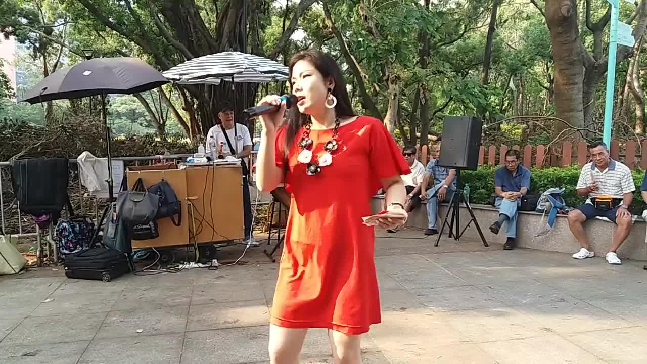 街头艺人芯妮演唱一首《做你的爱人》歌声明亮好听,引人围观