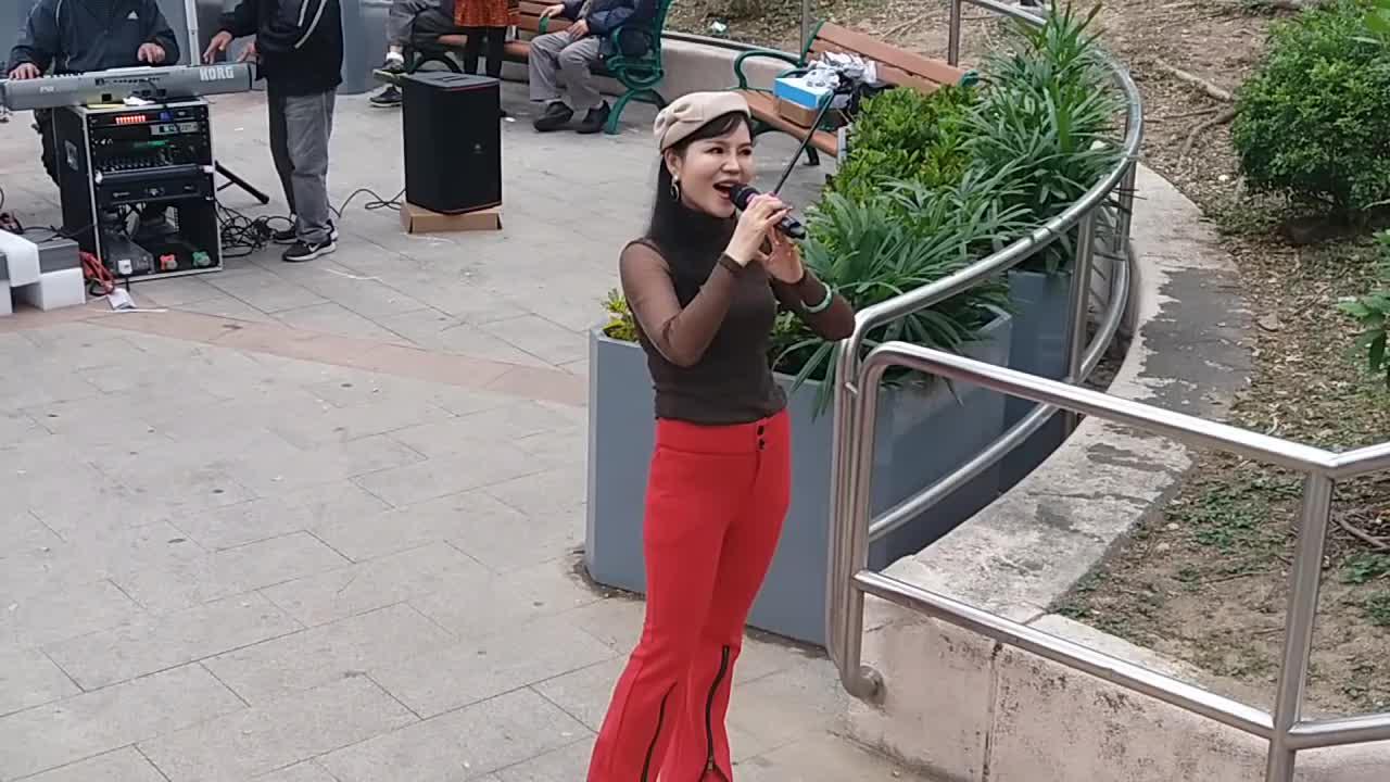 街头艺人,小红演唱一首《天上的西藏》好听
