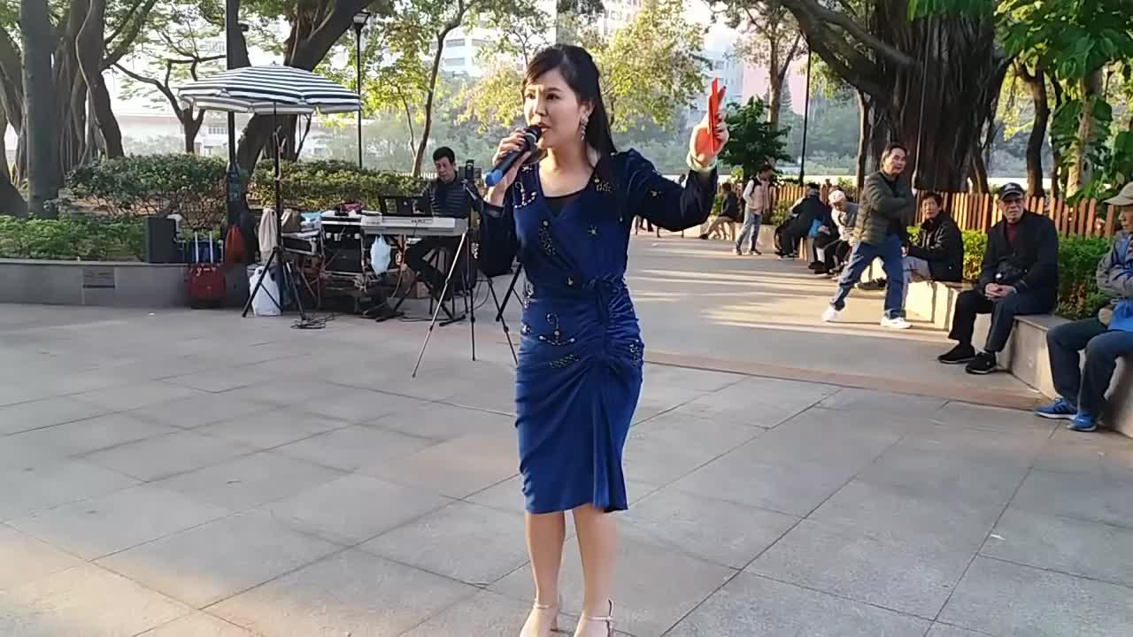 街头艺人小红歌唱《拥抱你离去》好听极了