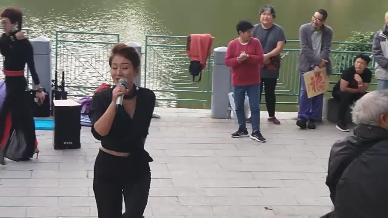 街头艺人三公主芯仪翻唱《有没有一种思念永不疲惫》人美歌甜好听
