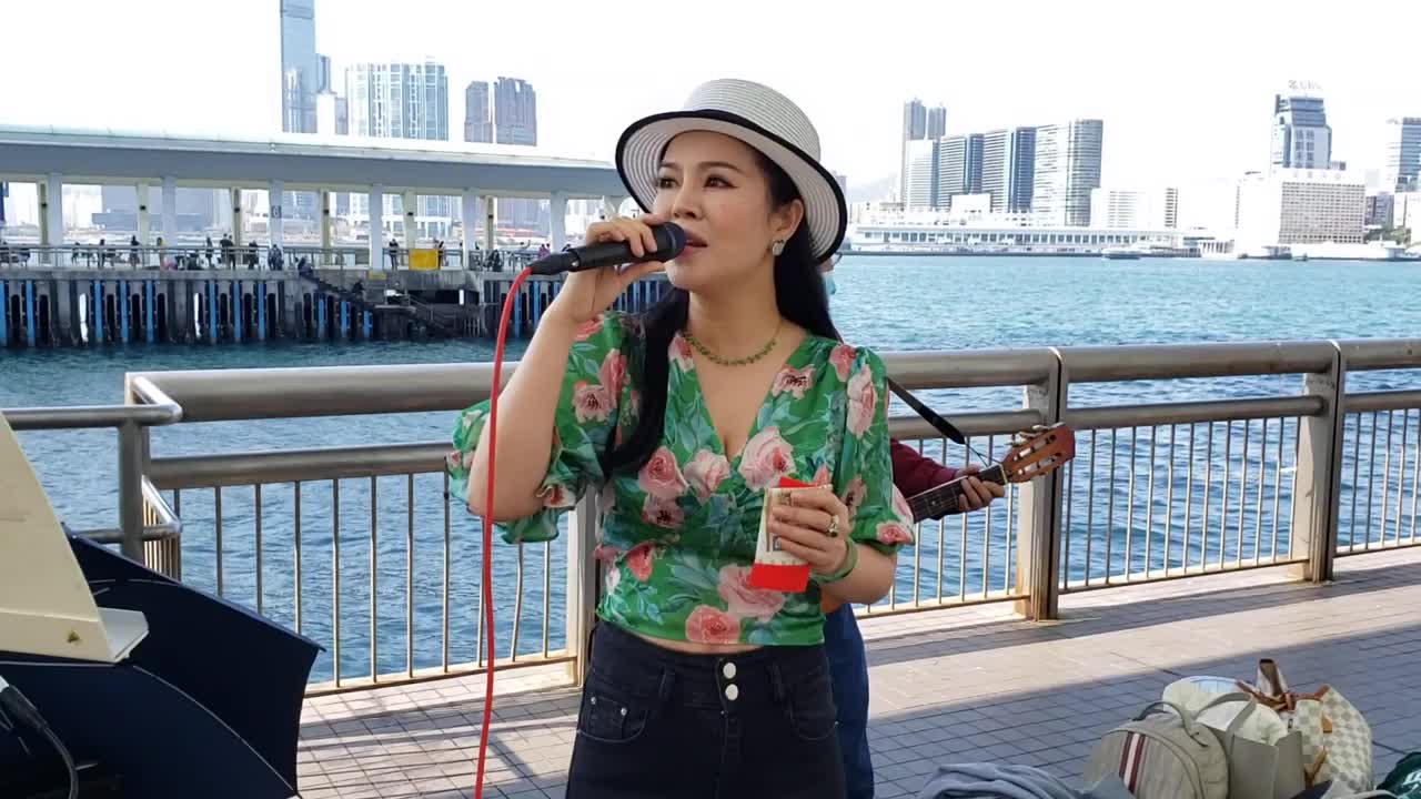 街头艺人小红歌唱《为你等待 来生再去拥抱你》动感好听