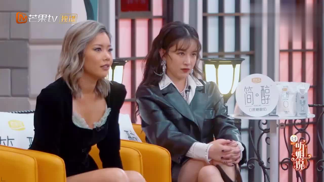 阚清子脱口秀首秀,在彩排时手杵话筒架,这不是李雪琴招牌动作?