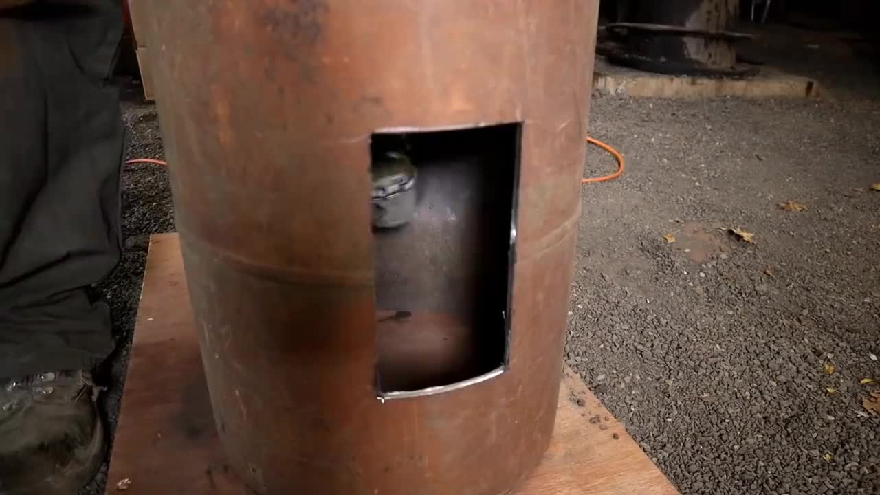 切开一个废旧的油桶改造成锻造炉又省了好几顿饭钱
