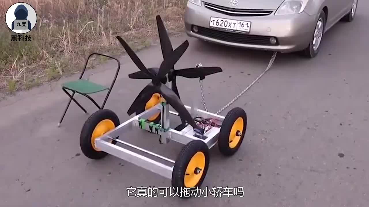 国外大叔自制拖车神器看这成品造型真的能拖动小轿车吗